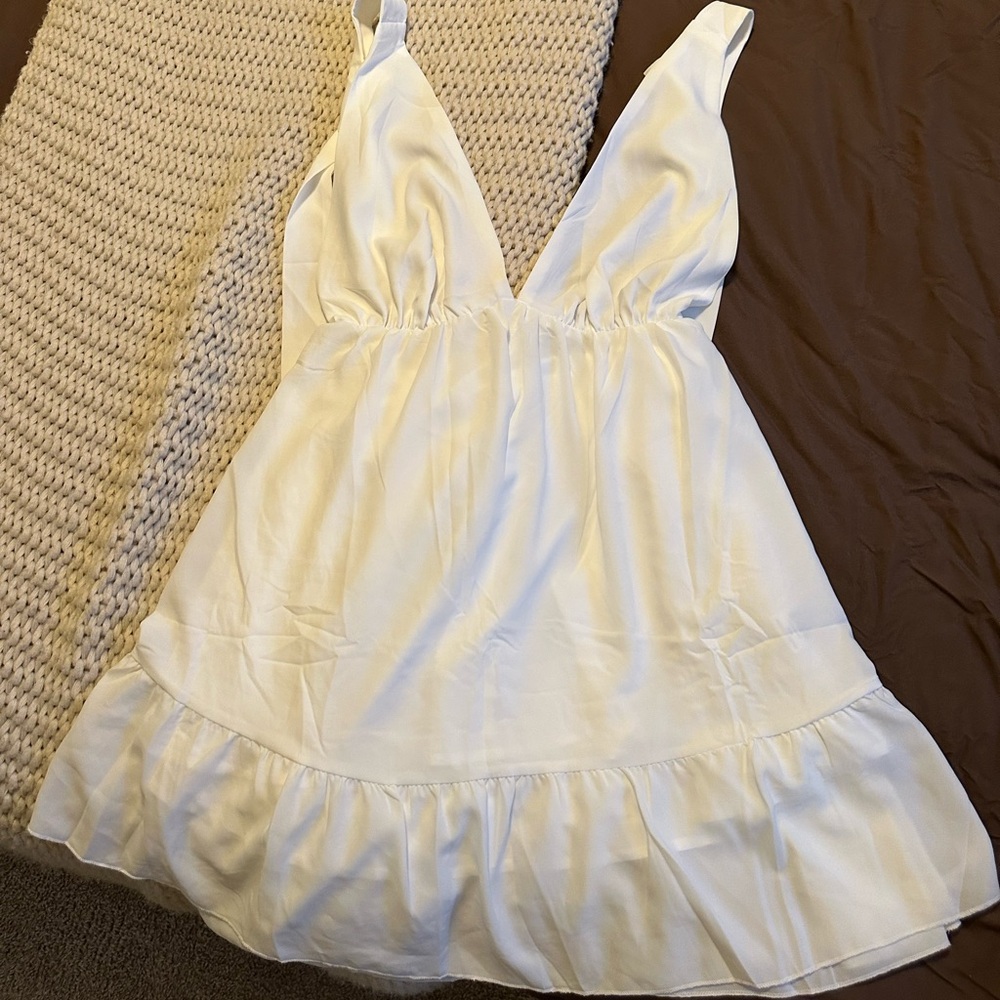 Elegant White Sleeveless Dress